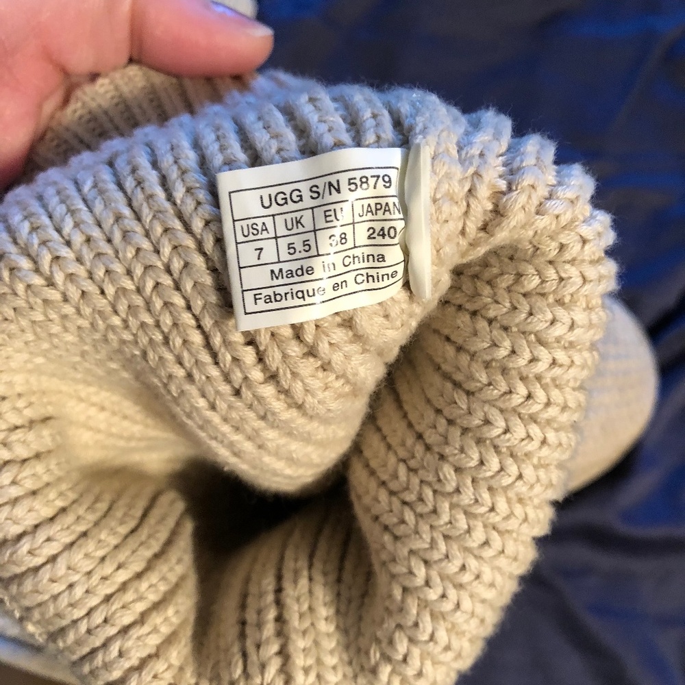 UGGS - Picture 4 of 4